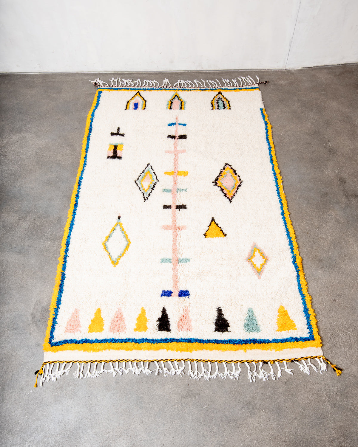 Modern designer handcrafted Berber rug from Morocco. Azilal rug with beautiful colors and patterns. Made of sheep’s wool and colourful cotton.